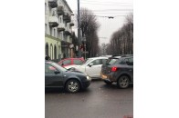 У Луцьку зіткнулися два легковики, рух дорогою ускладнено (фото)