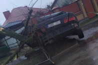 Залишився без бампера: на Волині євробляха вискочила на дерево