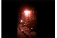 Новорічний салют потрапив у багатоповерхівку та розніс балкон (відео)