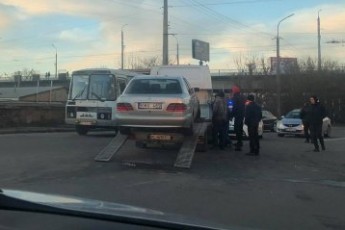 У Луцьку – аварія: зіткнулись Mercedes та Renault (фото)