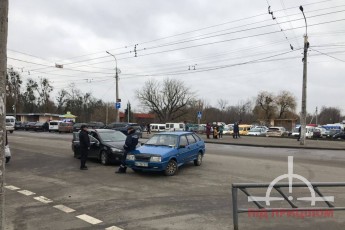 У Луцьку поблизу ринку зіткнулися два автомобілі (фото)