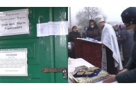 Віряни, які пішли від скандального священника на Волині, моляться на вулиці (відео)