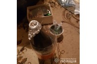 Шприци, таблетки та колби: у волинянина під час обшуку знайшли наркотики (фото)