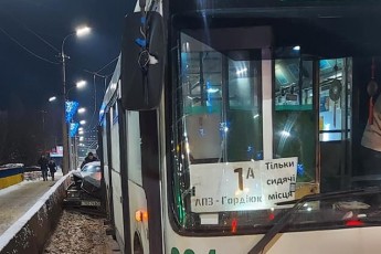 Водій був напідпитку: повідомили деталі зіткнення тролейбуса з легковиком у Луцьку