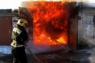У Луцьку в гаражі стався вибух, легковик згорів вщент