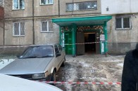 Вийшов з будинку з відрізаною головою в руках, яка була обмотана внутрішніми органами: чоловік жорстоко вбив батька (відео)