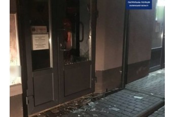 Був закривавлений: у Луцьку хлопець пограбував магазин (фото)