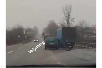 У селі поблизу Луцька зіткнулися два автомобілі (відео)