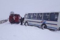 На Волині шкільний автобус з дітьми застряг у заметах (фото, відео)
