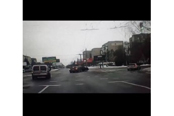 У Луцьку на перехресті − ДТП: винуватець втік, шукають свідків (відео)