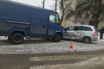 У Луцьку на перехресті зіткнулися два автомобілі