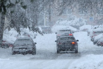 Волинян попереджають про сильні снігопади та просять не залишати авто вздовж доріг