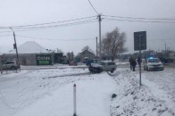 На Волині Opel з'їхав у кювет та нанизався на бетонний стовп