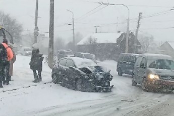 Виїхала на кільце: у Луцьку зіткнулися маршрутка та автомобіль (відео)