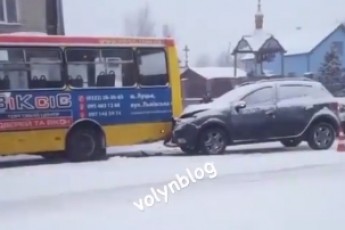 У Луцьку трапилась чергова аварія за участі маршрутки (відео)