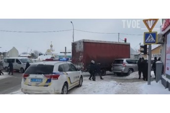 У місті на Волині зіткнулися вантажівка та позашляховик (відео)