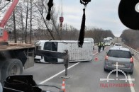 Неподалік Луцька на мосту перекинувся бус, рух трасою − ускладнений (фото, оновлено)