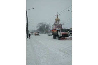 На дорогах Луцька активно працює снігоочисна техніка та комунальники (відео)