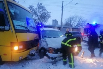 У Луцьку зіткнулися маршрутка з пасажирами та мікроавтобус, постраждало двоє людей