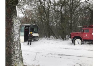 Обмежено рух усіх транспортних засобів: на Волині витягли зі снігових заметів 82 автомобілі