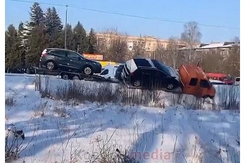 У місті на Волині авто, яке перевозило транспортні засоби, опинилося у кюветі (відео)