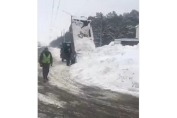 На Волині вантажівка вивозила сніг на дорогу, приватник отримав штраф (відео)
