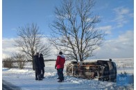 На Волині мікроавтобус перекинувся у кювет через слизьку дорогу