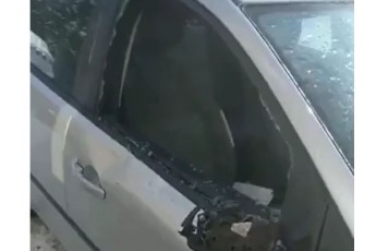 У Луцьку крижана брила розбила припарковане авто (фото)