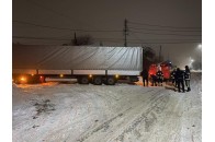 На Волині у снігових пастках застрягли бензовоз, 