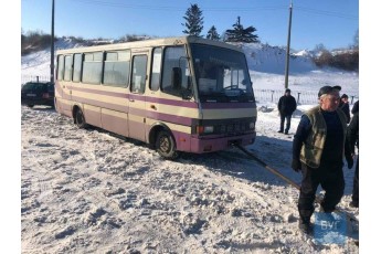 У місті на Волині застряг автобус з пасажирами (відео)