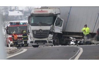 Зіткнулися два мікроавтобуси та вантажівка: у Чехії в моторошній аварії загинуло двоє українців (фото)