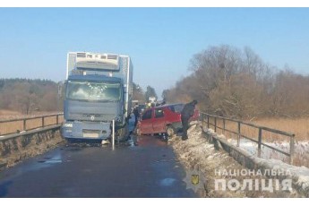 Троє лучан отримали травми у зіткненні з вантажівкою на Львівщині (фото)