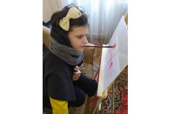 У Луцьку 13-річна дівчинка з ДЦП малює картини незвичним способом (фото)