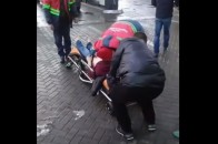 Очевидці вкрай обурені діями медиків: на Львівщині раптово помер чоловік, що повертався зі заробітків (відео 18+)