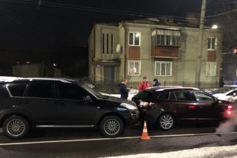 У Луцьку зіткнулися три автомобілі, на дорозі виник затор (фото)