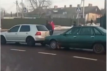 У місті на Волині внаслідок зіткнення двох автомобілів утворився затор (відео)