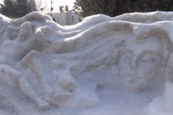 У Луцьку скульптор створив величезний портрет Лесі Українки та персонажів її твору зі снігу (відео)