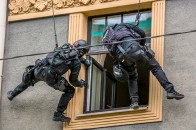 Спецназ поплутав адреси і провів жорсткий обшук в іншому будинку: побитому власнику виплатять 1 млн грн (відео)