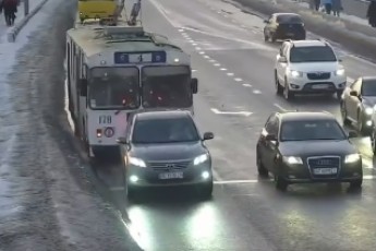 Небезпечний маневр: у Луцьку тролейбус 