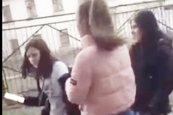 Змусили стати на коліна, а потім побили: школярки жорстоко познущалися з ровесниці у Кривому Розі (відео 18+)