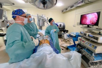 13-річна волинянка стала першою пацієнткою в Україні, яку прооперував робот-хірург