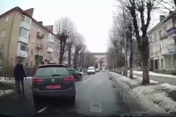 У Луцьку зіткнулися Volkswagen Passat та Audi (відео)