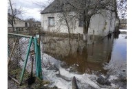 На Волині рятувальники відкачують талу воду з присадибних ділянок (фото)