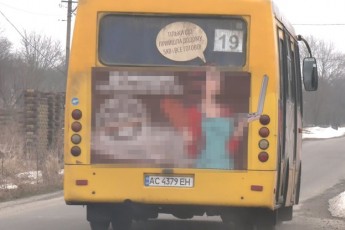 Їхати до кінцевої відмовився: у Луцькій ТГ водій висадив з маршрутки жінку з 6-річною дитиною (відео)