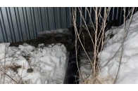 На Волині з птахофабрики зливають нечистоти за межі підприємства, від напору утворилася яма (фото/відео)