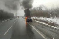 На трасі Луцьк-Дубно посеред дороги загорівся легковик (відео)