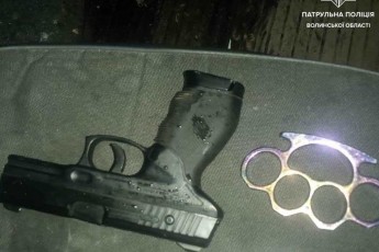 У Луцьку у 19-річного водія поліція вилучила зброю
