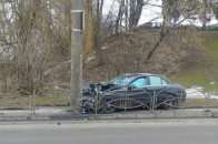 П'яна водійка з Львівщини на Mercedes влетіла в бетонний стовп у Луцьку (деталі нічної пригоди)