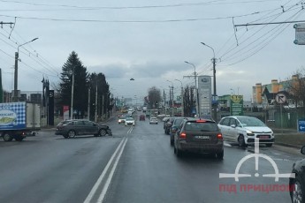 У Луцьку − ДТП: розтрощений легковик та ускладнено рух вулицею (фото)