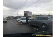 Автівки розтрощені: у Луцьку на шляхопроводі сталася аварія (фото)